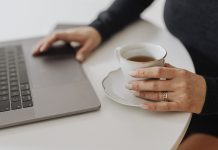 Jak nawiązać współpracę z hurtownią tradycyjna oraz hurtownią dropshipping? Współpraca z hurtowniami
